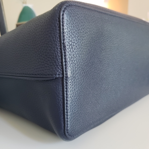 ❗SOLD❗💋Tory Burch Navy Leather Perry Tote - Picture 8 of 14